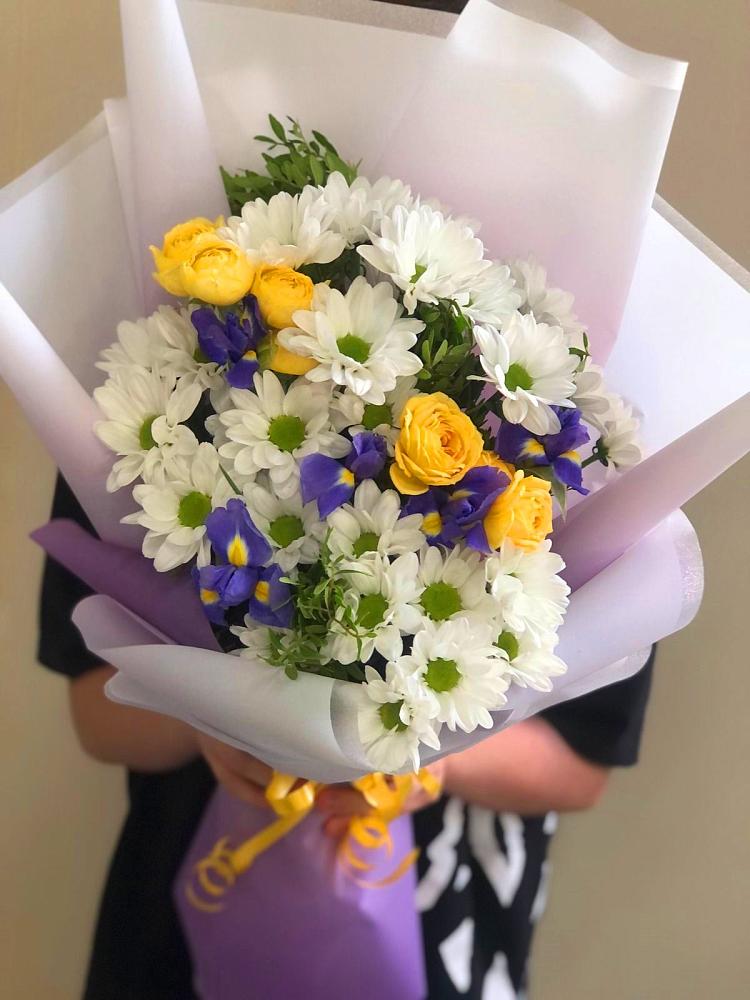 Букет цветов из: Ирисы, Хризантемы и Розы в Ситне-Щелканово